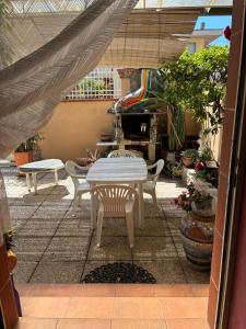 eine Terrasse mit Tisch und Stühlen in der Unterkunft Clio 21 in Marina di Massa + 2 Fotos