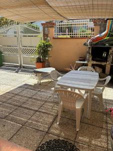 Ein Tisch und Stühle stehen auf einer Terrasse in der Unterkunft Clio 21 in Marina di Massa