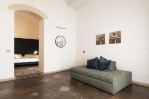 a living room with a couch and a bedroom at Villa Del Lauro in Ragusa