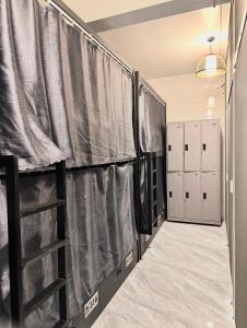 a walk in shower with black curtains in a locker room at Nhà trọ Lý Liêm in HÆ°ng YÃªn