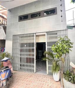 a scooter parked in front of a building at Nhà trọ Lý Liêm in HÆ°ng YÃªn