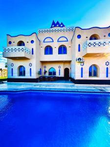 ein Gebäude mit einem Schwimmbad davor in der Unterkunft hالاهرام in Tunis