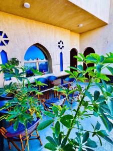 eine Terrasse mit Tisch, Stühlen und Pflanzen in der Unterkunft hالاهرام in Tunis