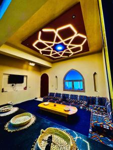 ein Wohnzimmer mit Sofa und Tisch in der Unterkunft hالاهرام in Tunis