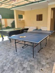 a ping pong table in a room with a pool table at Villa Layan الريف الاوروبي in Madīnat as Sādāt