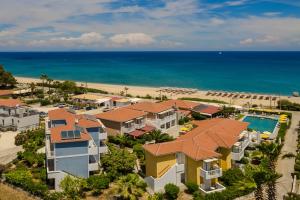 Luftaufnahme eines Resorts mit Pool und Meer in der Unterkunft Paspalis Hotel in Skala