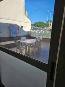 a patio with a table and chairs on a balcony at Villetta maddalena in Lecce