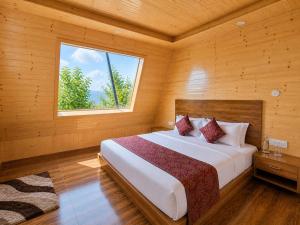 a bedroom with a large bed with a window at APine Cottages - Two Bedroom, One Luxury Getaway in Nārkanda +19 photos