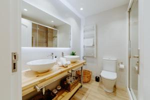 a bathroom with two sinks and a toilet at Alojamiento en pleno centro con WIFI y Aire Acondicionado in Logroño