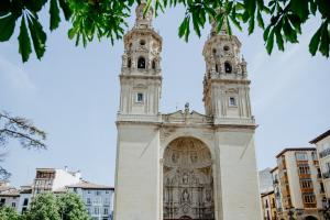a church with two towers in a city at Alojamiento en pleno centro con WIFI y Aire Acondicionado in Logroño