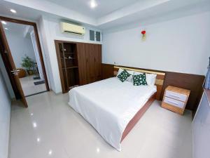 a bedroom with a bed and a mirror in it at Hoom Villa Thành Nội - Villa 3 phòng ngủ in Thôn An Hòa