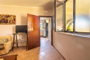 a living room with a door and a window at Casa Vacanza Capozzoli in Albanella