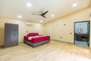 a bedroom with a bed and a ceiling fan at Villa Libe Puerto Viejo in Puerto Viejo