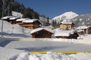 シャテルにあるAppartement Chatel Centreの建物前の雪被りの駐車場