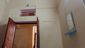 a hallway with a mirror and a door with a mirrorigunigunigun at singh homestay in Varanasi