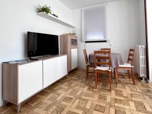 a living room with a tv and a table and chairs at Caliu Tremp in Tremp