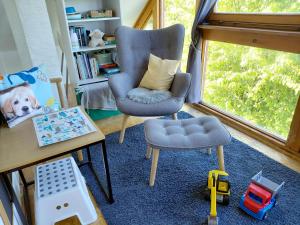 a living room with a chair and a table at Ferienwohnung am Sendberg in Frielendorf