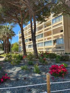 an apartment building with flowers in front of it at Studio 25m2 à deux pas des thermes in Balaruc-les-Bains