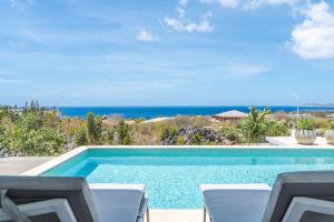a swimming pool with a view of the ocean at Luxe Villa met Panoramisch Zeezicht op Bonaire - Kas Ubuntu in Kralendijk