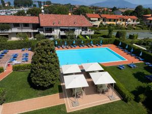 an overhead view of a swimming pool at a resort at Hotel Porto Azzurro in Sirmione