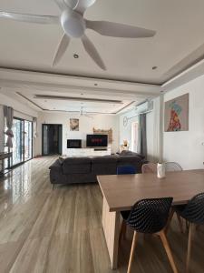 a living room with a couch and a ceiling fan at Paradis in Ngaparou