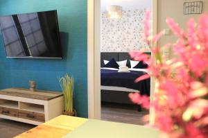 a room with a bedroom with a bed and a mirror at Bernstein Suite & Breakfast Apartment 05 in Büsum
