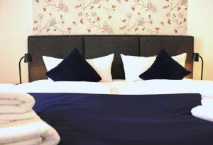 a bedroom with a large bed with blue and white pillows at Bernstein Suite & Breakfast Apartment 05 in Büsum