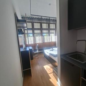 a room with a bedroom and a bed and a kitchen at Estelada Studios Unterhaching in Unterhaching