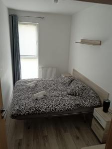 a bedroom with a bed with two pillows on it at Cozy Studio in Târgu-Mureş