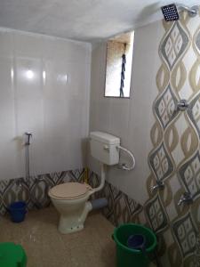 Uma casa de banho em Chandraprabha Nyahari Niwas
