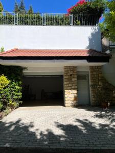a garage with a building with a roof at See Paradies am Keltenberg in Wiesen