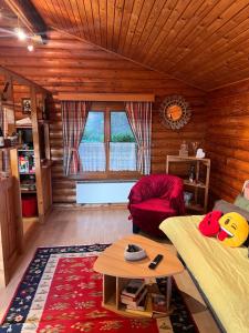 a living room with a bed and a table at See Paradies am Keltenberg in Wiesen