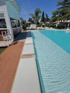 ein Swimmingpool neben einem Haus in der Unterkunft La Siègià Resort spa in Massa Marittima