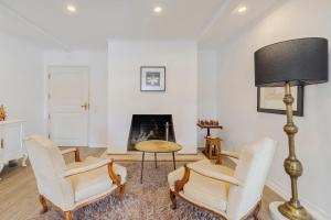 a living room with two chairs and a lamp at Lovely Villa - By Y Concept in Setúbal