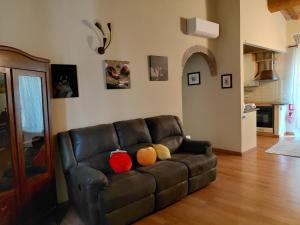 a leather couch with stuffed animals on it in a living room at Berny House in Bracciano +39 photos