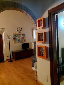 a living room with an archway and a television at Berny House in Bracciano