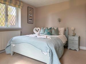 a bedroom with a bed with a swan toy on it at Archways-E1223 in Addlethorpe