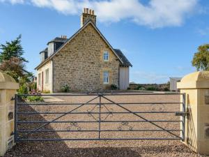 an entrance gate to a house with a brick building at Broomrigg Farmhouse in Pencaitland