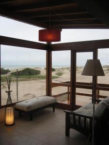 Una sala de estar con vista a la playa en Cabañas Agreste, en Villa Gesell
