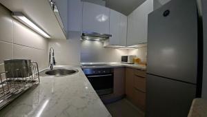 una cucina con lavello e piano di lavoro di Apartment Verdi Split with free parking in the garage a Spalato (Split)