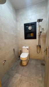 ein Badezimmer mit Toilette und Dusche in der Unterkunft Arlo Oman in Firq + 15 Fotos