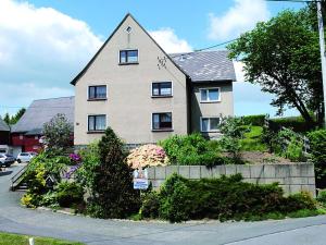 a house on a street with flowers in front of it at Zimmervermietung Karsch in Neustadt in Sachsen