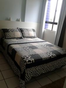 1 cama en una habitación con ventana en Grand Beach Flat Boa viagem, en Recife
