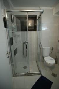 ein Badezimmer mit Dusche und Toilette in der Unterkunft Hotel Korzo in Bitola + 85 Fotos