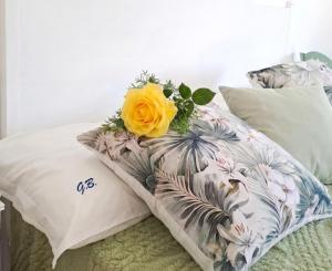 a bouquet of yellow roses sitting on top of a bed at La dimora di nonna Giuseppa in Pachino +19 photos