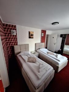 a hotel room with two beds in it at Pensiunea D&D in Făgăraş
