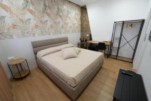 a bedroom with a bed and a desk in it at Maison d'Elite in Marigliano