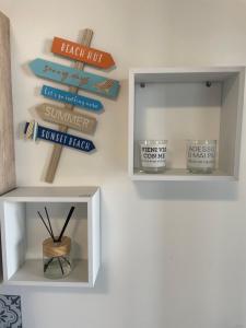 a shelf with books and a vase on a wall at pinetadamare in Porto SantʼElpidio