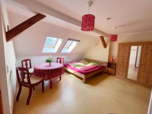 a bedroom with a table and a bed and a window at Naturerlebnishof Uferloos in Kienitz