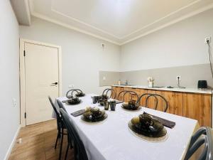 a dining room with a table and some chairs at Гостевой Хаб у Сайрана 8 спальных мест у автовокзала in Almaty